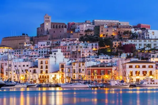 Ibiza-Stadt bei Nacht