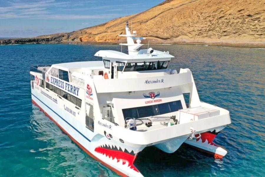 L&iacute;neas Romero express ferry off Lanzarote