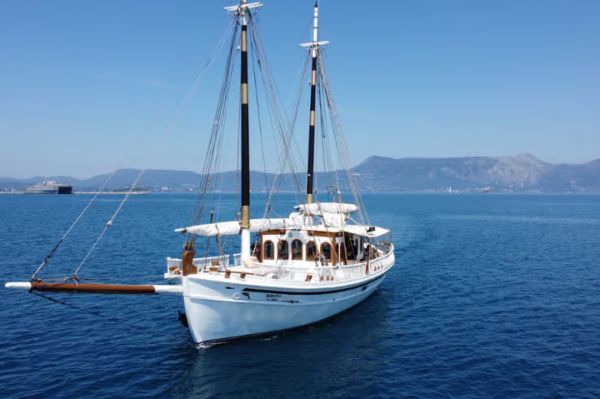 Corfu Town: Full-Day Cruise with Lunch, Drinks & Swim Stops