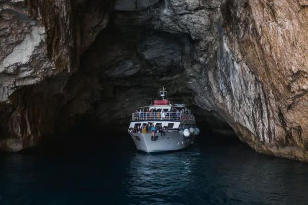 Corfu/Benitses/Lefkimmi: Paxos, Antipaxos, & Caves Cruise