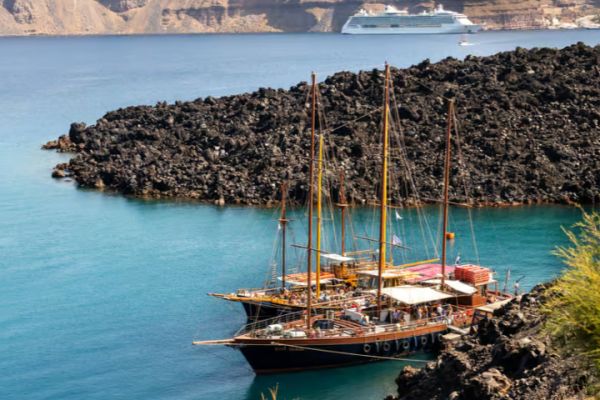 Santorini: Volcanic Islands Cruise with Hot Springs Visit