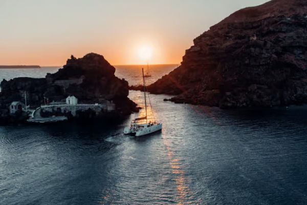 Santorini: Catamaran Caldera Cruise with Meal and Drinks