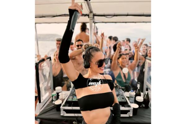 Mykonos: Sunset Boat Party with Open Bar & Live DJ