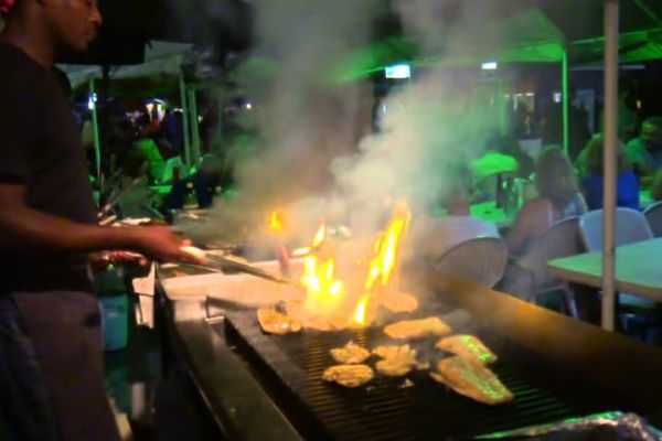 Bridgetown: Oistins reservation with drink & return transfer